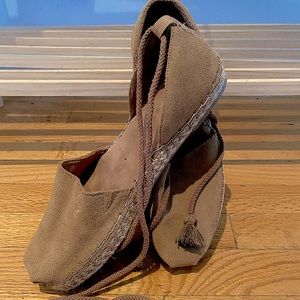 TOMS flat espadrilles with ankle strap/tie 😍